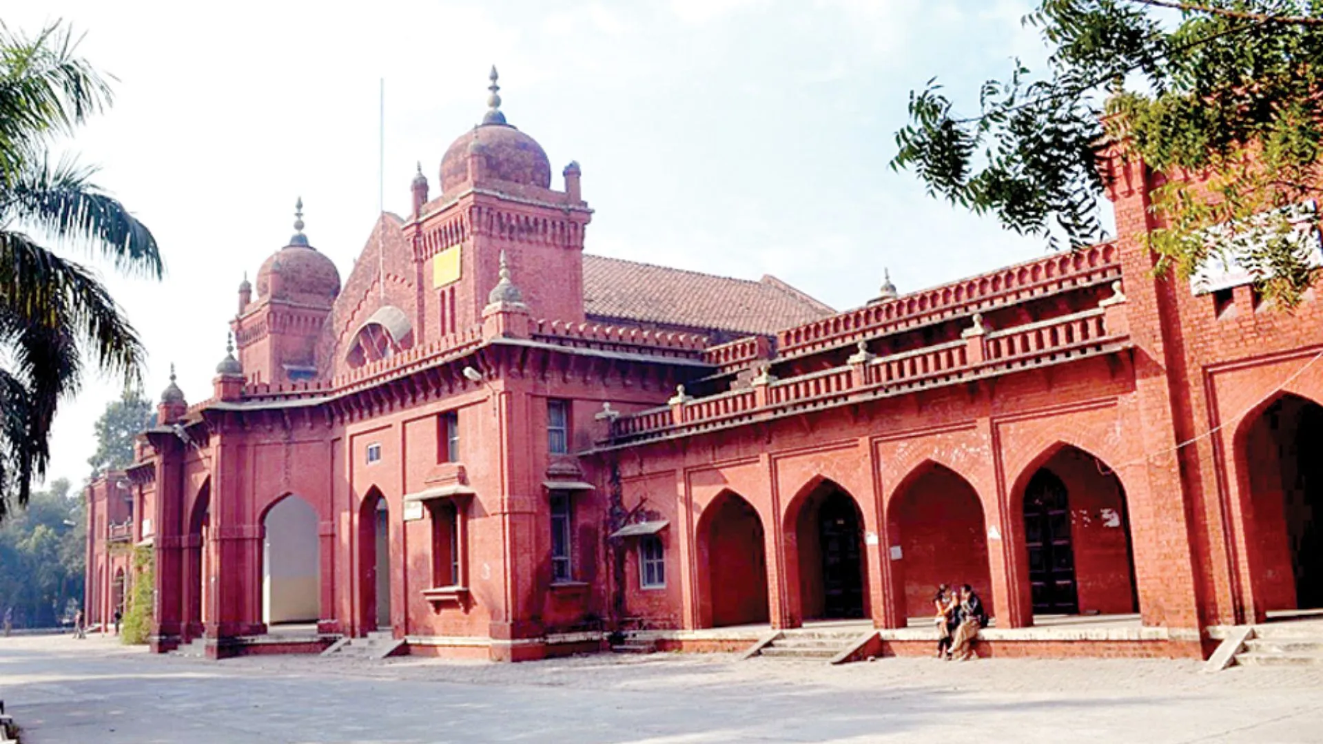 मुख्यमंत्री योगी की सभा से पहले बरेली कॉलेज में नुक्कड़ नाटक का विरोध