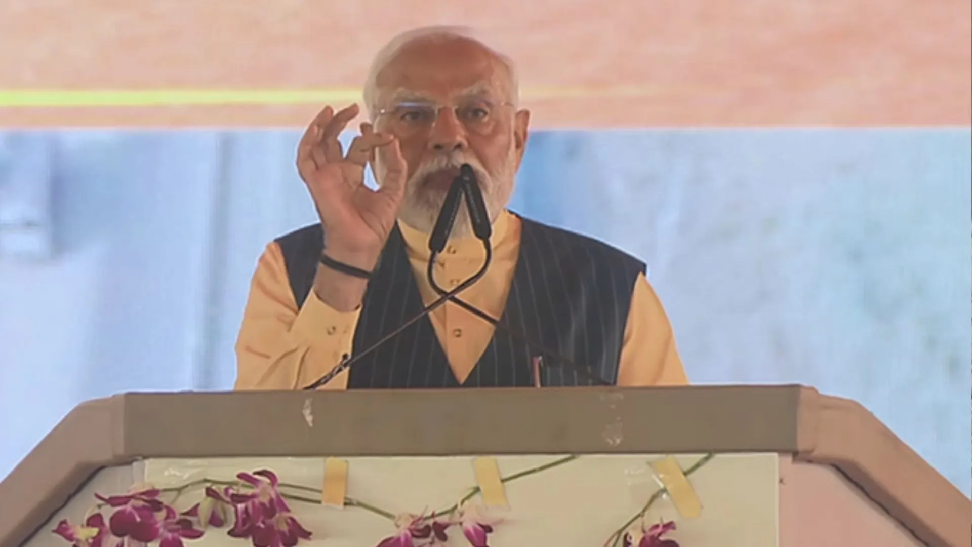 प्रधानमंत्री मोदी ने बिहार के बेतिया में 12,800 करोड़ रुपये की परियोजनाओं का किया अनावरण 