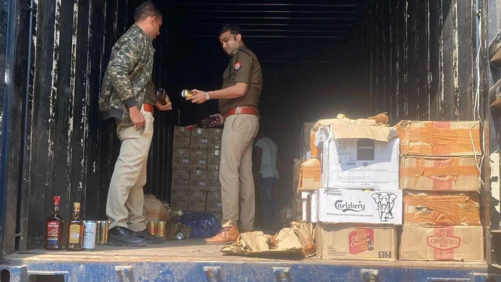 आगरा: GST टीम ने टैक्स चोरी के शक में पकड़ा कैंटर कार्गो, 750 पेटी अवैध शराब बरामद
