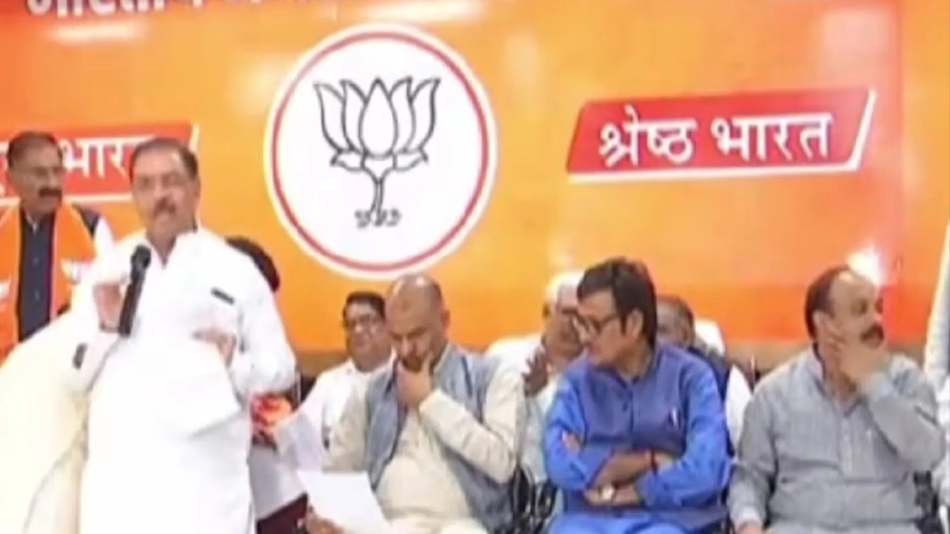 कांग्रेस के पूर्व सांसद डॉ. करण सिंह भाजपा में हुए शामिल, कई अन्य नेताओं ने भी छोड़ा हाथ का साथ