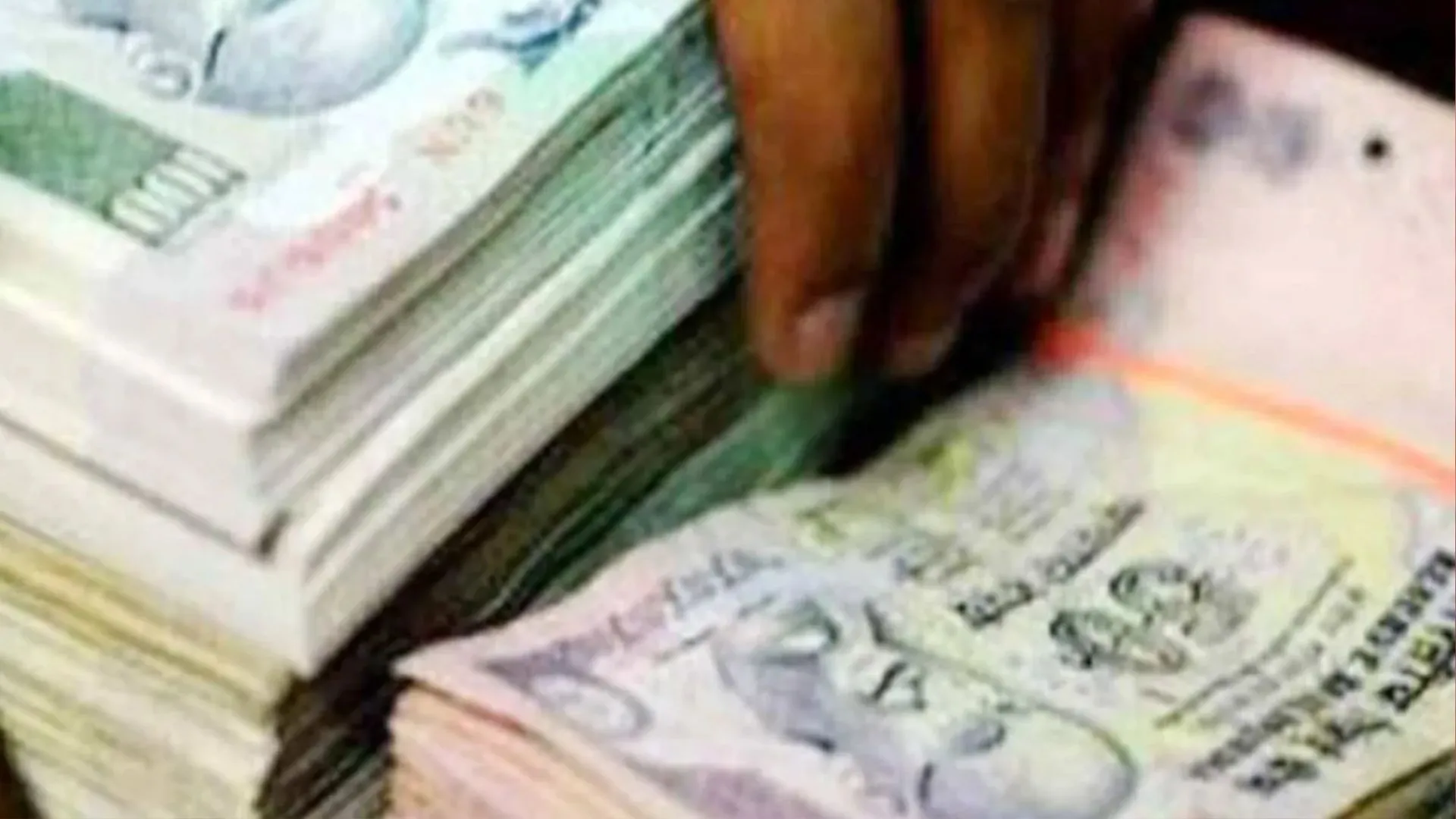 बरेली: मूल्यांकन...उत्तर पुस्तिकाओं से निकल रहे 50-100 रुपये के नोट