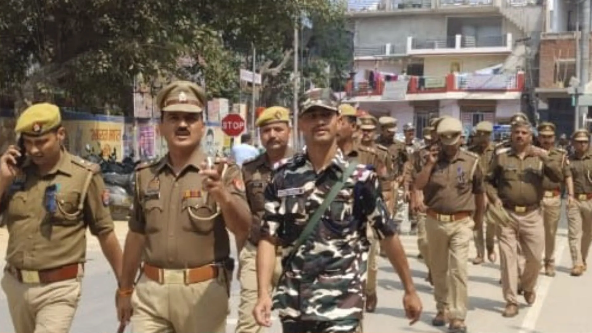 शाहजहांपुर में होली पर अलर्ट: केंद्रीय अर्धसैनिक बल और पीएसी के साथ पुलिस ने की पैदल गश्त