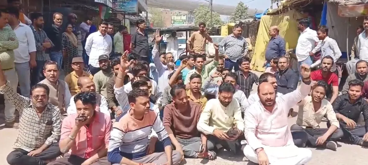 Kanpur Theft: सात दुकानों के शटर तोड़ लाखों की चोरी...आक्रोशित व्यापारियों ने किया हंगामा, CCTV में तीन संदिग्ध कैद
