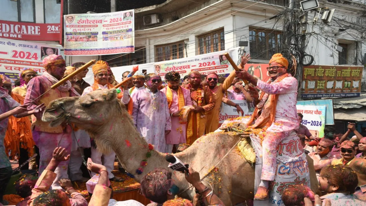 Holi 2024: डिप्टी सीएम ब्रजेश पाठक ने ऊंट पर बैठकर पूर्व उप मुख्यमंत्री पर डाला रंग, देखें तस्वीरें