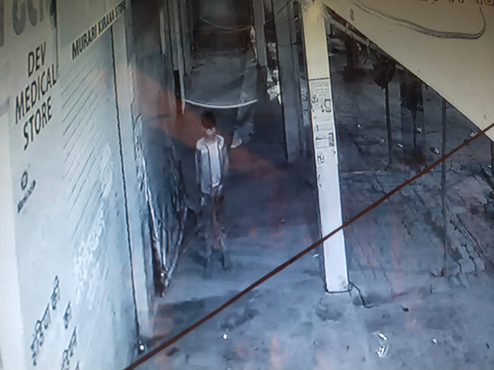 Auraiya Theft: एक ही रात में दो दुकानों में चोरी...पुलिस गश्त पर उठे सवाल, CCTV में कैद