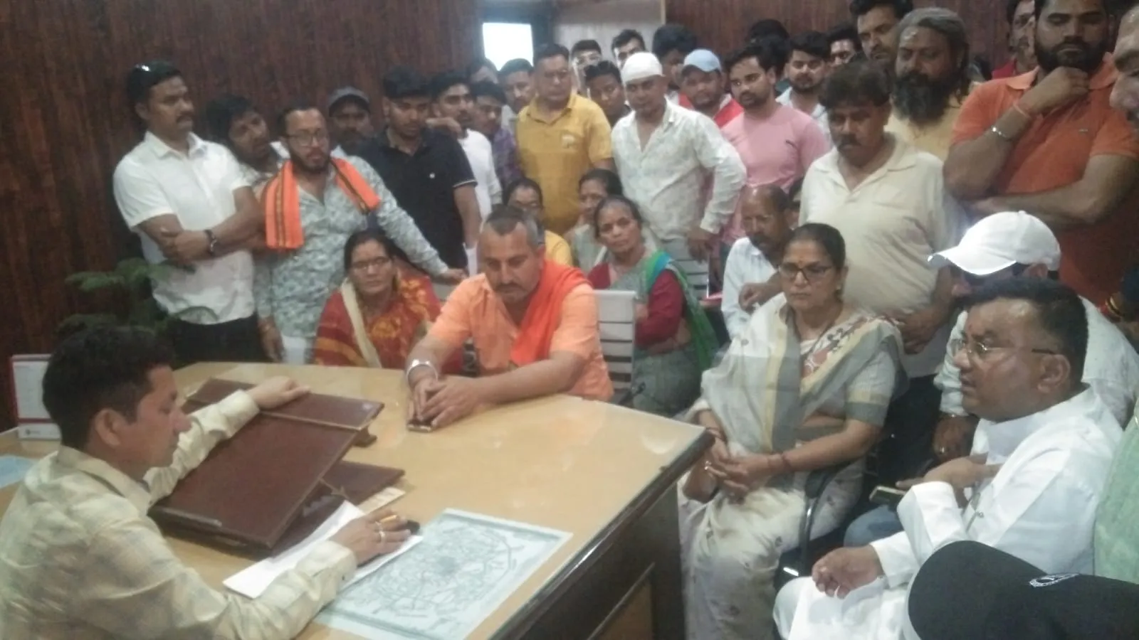 खटीमा: मां पूर्णागिरी के श्रद्धालुओं पर पत्थर फेंकने का मामला, हिंदूवादी संगठनों ने एसडीएम का किया घेराव