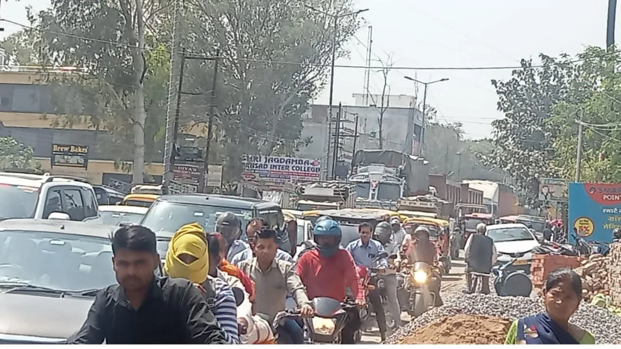 Unnao: आवास विकास ओवरब्रिज न बनने से लगा रहता जाम… दिल्ली सहित अन्य राज्यों के वाहन करते पश्चिमी बंगाल तक आवागमन  