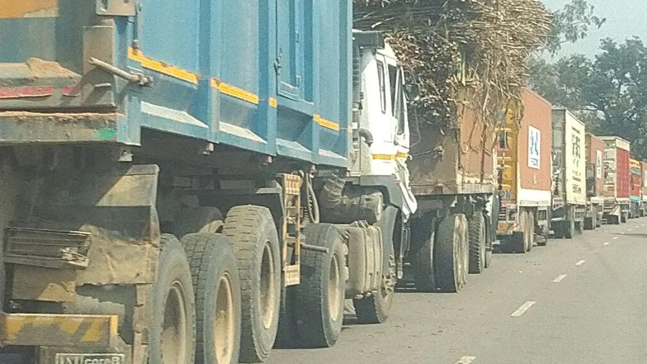 Kanpur: कानपुर-सागर हाईवे पर डंपर फंस जाने से पांच घंटे जाम...पुलिस को खुलवाने में करनी पड़ी कड़ी मशक्कत