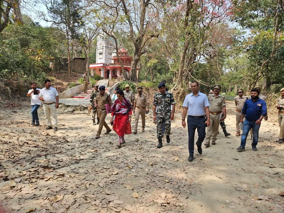 इंडो नेपाल बॉर्डर पहुंची कमिश्नर, विशेष सतर्कता बरतने के निर्देश