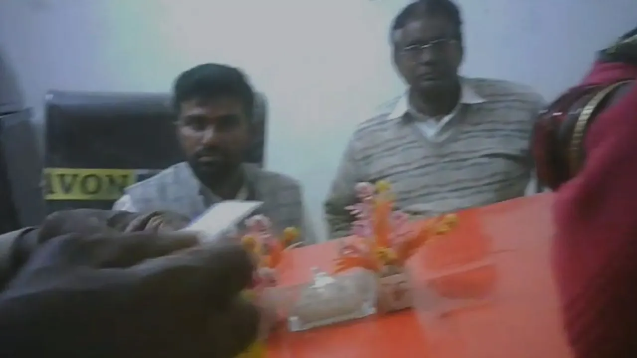 Kannauj: बिना शादी के युवती गर्भवती...निजी अस्पताल में होता गर्भपात, एवज में देने पड़ते मात्र तीन हजार, देखें- VIDEO