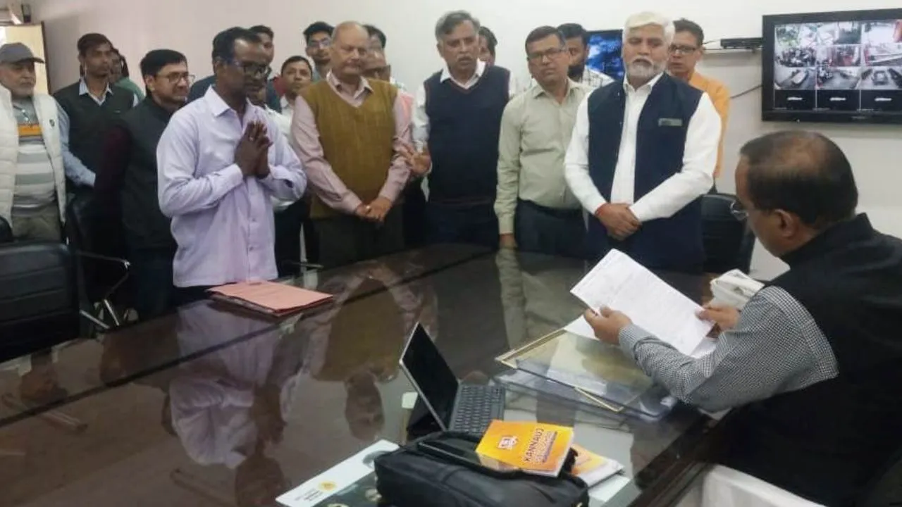 Kannauj: SDM ने ‘नमस्ते’ करने पर राजस्व लेखाकार को लगवाई हथकड़ी, चकरोड की करने गए थे पैमाइश, कलेक्ट्रेट कर्मियों में रोष