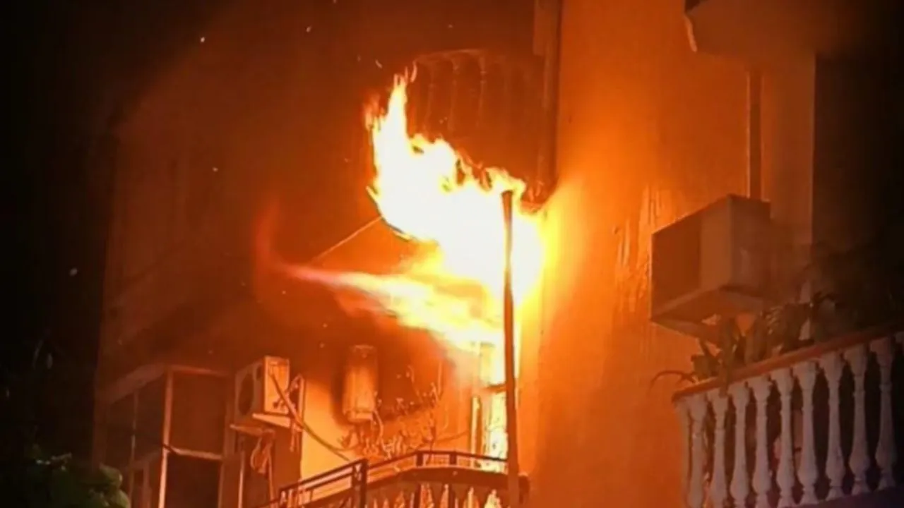 Kanpur Fire: स्वरूपनगर के दो अपार्टमेंटों में लगी भीषण आग...लाखों रुपये का नुकसान, दमकल ने पाया काबू