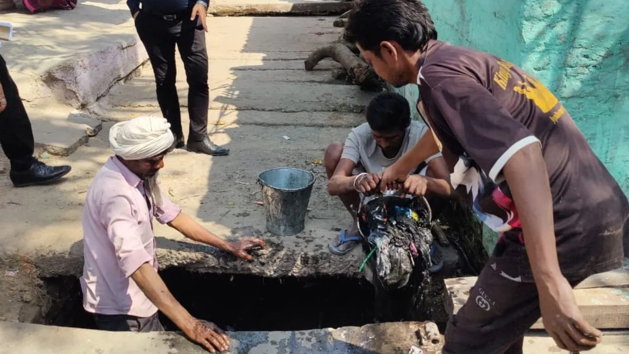 Kanpur: युवक के नाले में घुसने के बाद अधिकारियों की खुली नींद...गोविंद नगर कच्ची बस्ती के नाले की सफाई शुरू