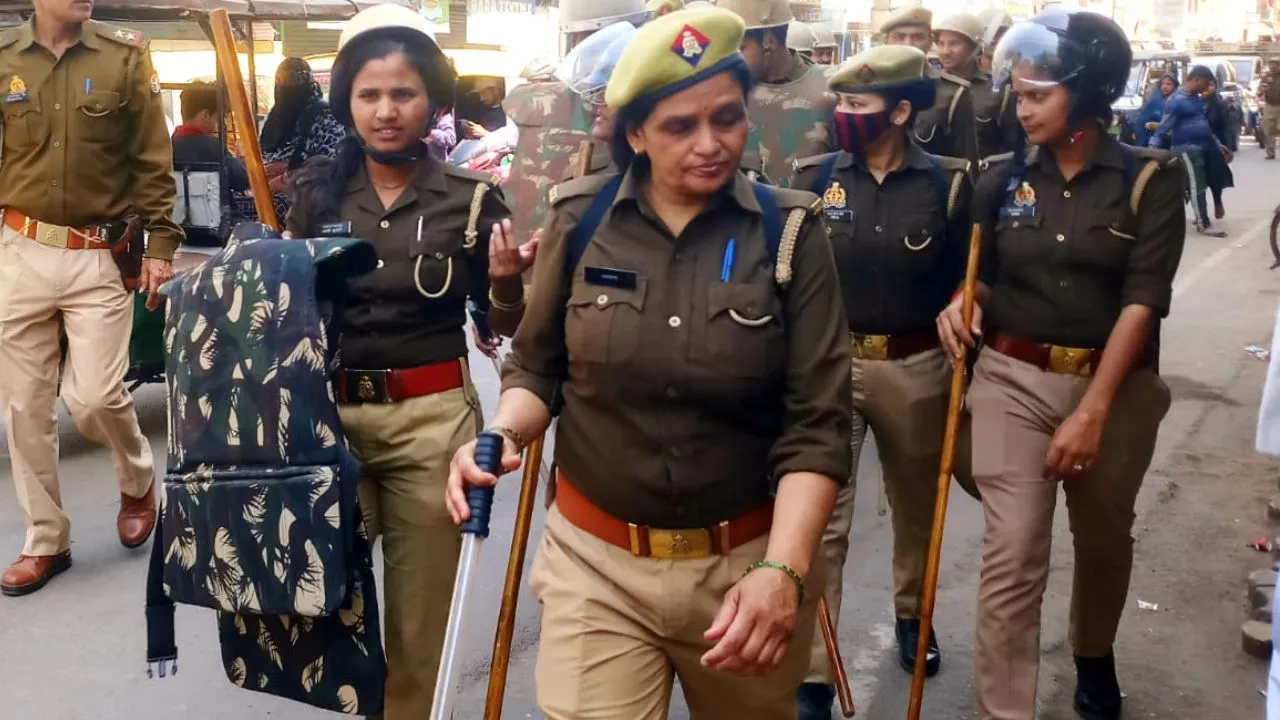 Kanpur: जुमे की नमाज को लेकर शहर में अलर्ट...सड़कों पर खाकी मुस्तैद, संवेदनशील इलाकों में पुलिस कर रही मार्च