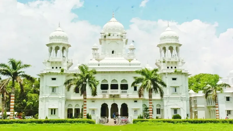 कुत्ता लेकर टहल रहा था कटा हाथ, नर्सिंग स्टाफ समेत कई लोगों की गई नौकरी, kgmu बोला- लापरवाही बर्दाश्त नहीं!