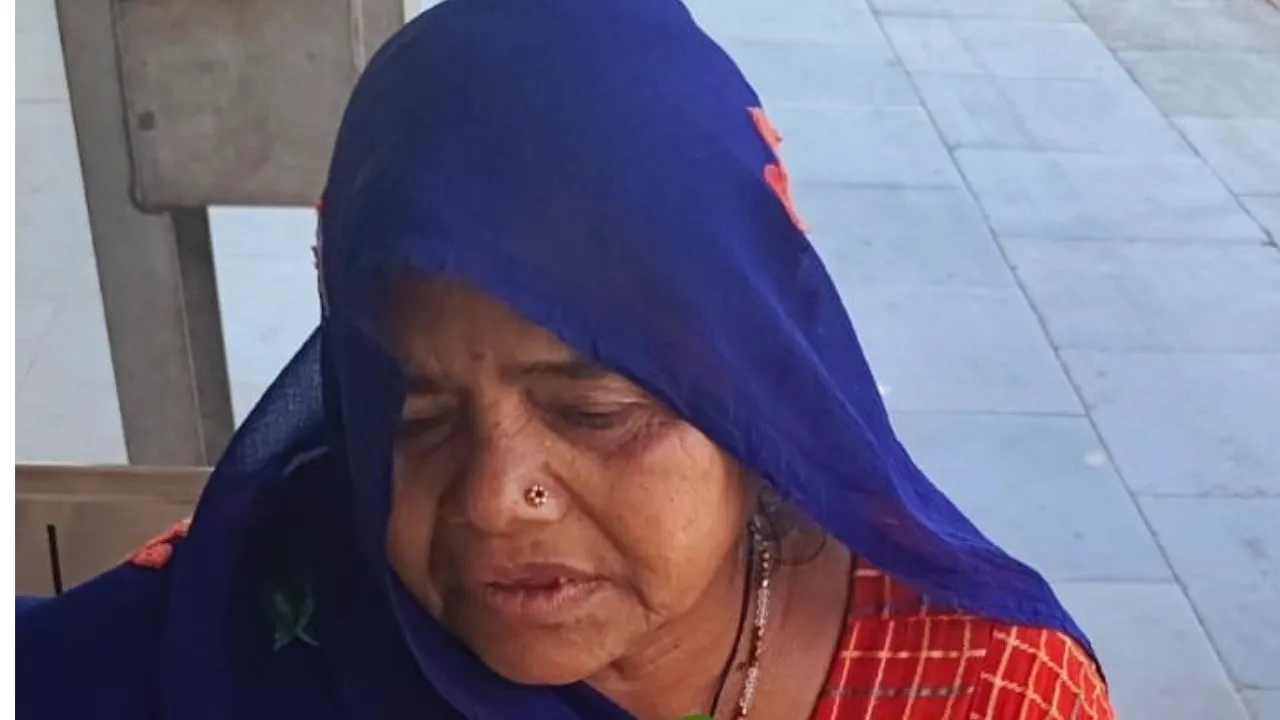 Etawah: जाको राखे साइयां मार सके न कोई...कहावत हुई सच, पारिवारिक विवाद में वृद्धा ट्रेन के नीचे लेटी, फिर हुआ ये