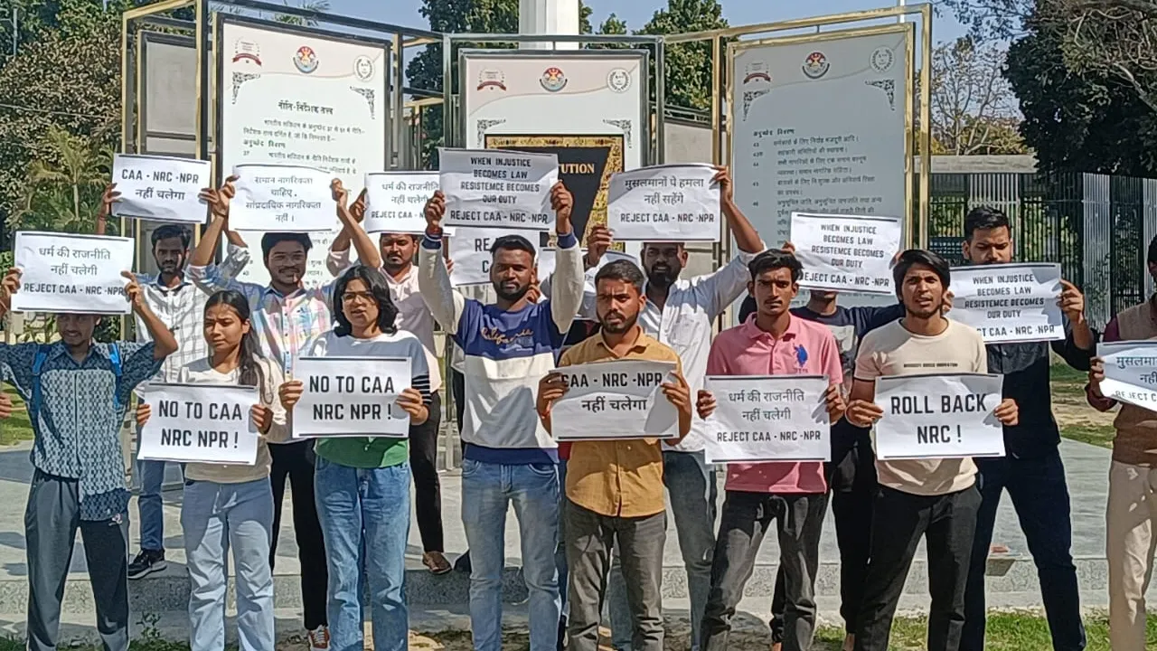 लखनऊ विश्वविद्यालय के छात्रों ने किया CAA का विरोध, विरोध के दौरान कही ये बात
