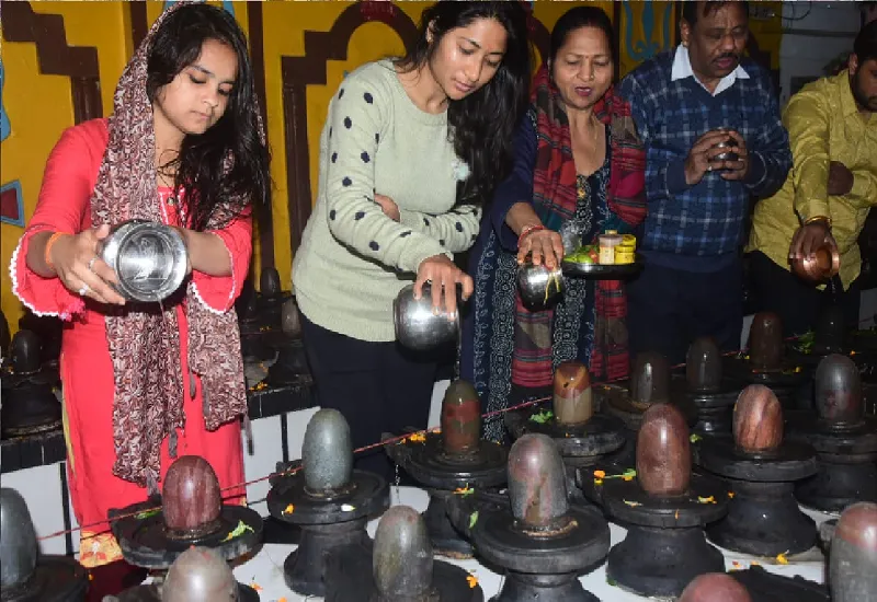 मुरादाबाद: महाशिवरात्री पर चौरासी घंटा मंदिर समेत प्रमुख मंदिरों में भक्तों की उमड़ी भीड़ 