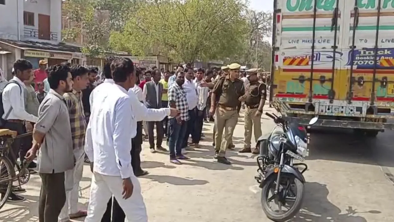 Mahoba: स्कूटी से लोक अदालत जाते समय दुपट्टी स्कूटी में फंसकर गिरी महिला, पीछे से आ रहे ट्रक ने कुचला...मौत