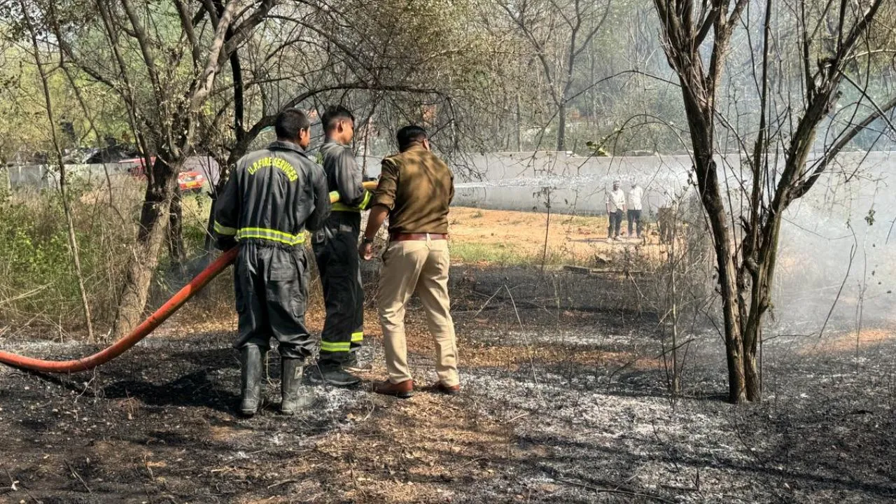 Mahoba Fire: नवोदय विद्यालय परिसर में लगी आग...मची अफरा-तफरी, स्कूल प्रशासन के हाथ पैर फूल गए