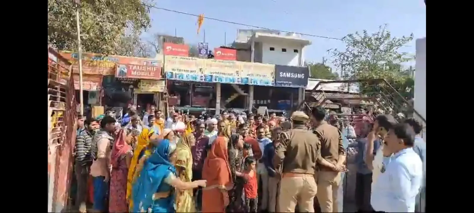 परिजनों का थाने पर प्रदर्शन: रोड एक्सीडेंट में गई महिला की जान, एफआईआर के बाद भी पुलिस  ने नहीं की कार्रवाई