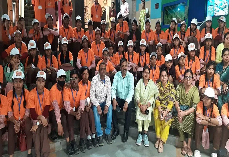 मुरादाबाद : विज्ञान के अविष्कारों और गतिविधियों को देखकर बच्चे हुए खुश