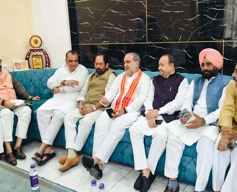 भाजपा से भिड़ने वालों से ज्यादा मैदान से भागने वालों की भीड़ : नकवी