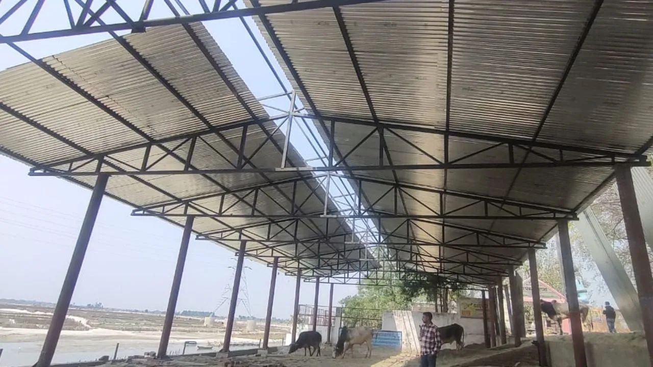 Unnao: ठेकेदार की लापरवाही के चलते अंतिम संस्कार करने वाले हो रहे थे परेशान...श्मशान घाट पर लगे टिनशेड