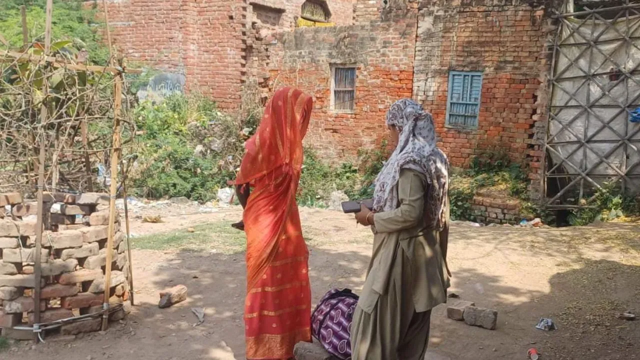 Auraiya: पति से मोबाइल को लेकर हुआ विवाद...रेलवे ट्रैक पर जान देने के लिए लेटी महिला, फिर हुआ ये सब