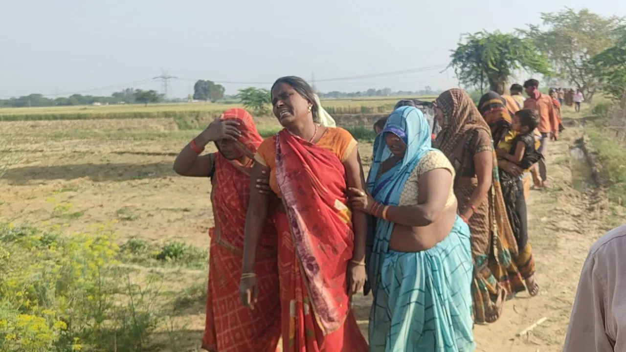 Auraiya News: पेड़ पर लटका मिला युवक का शव...पिता ने गांव के लोगों पर लगाया हत्या का आरोप
