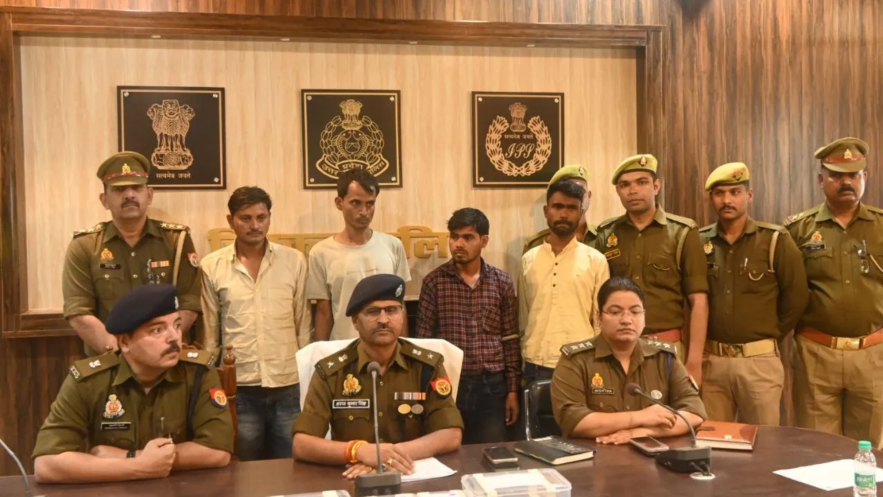 Chitrakoot: बोलेरो में बैठाकर यात्रियों को ठगते थे टप्पेबाज...चार आरोपियों से जेवर, नगदी और असलहे बरामद