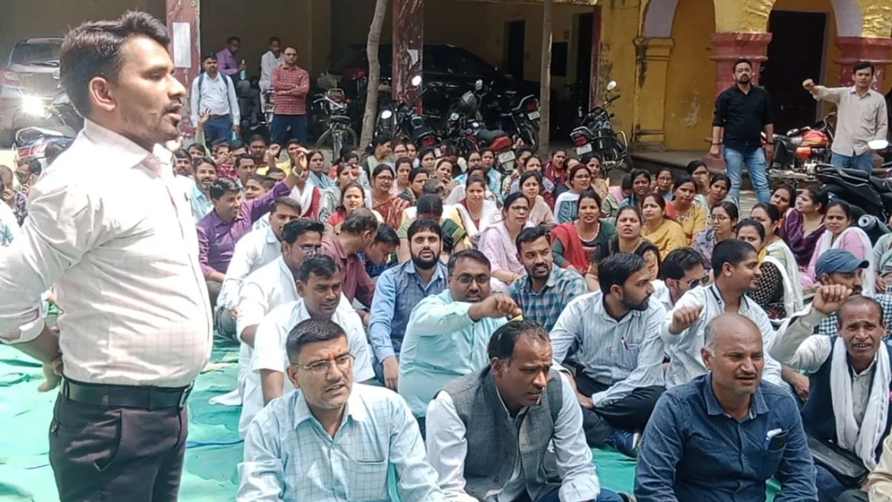 Chitrakoot: शिक्षक की हत्या से आक्रोशित परीक्षकों ने नहीं जांचीं कापियां...धरना देकर की नारेबाजी, एक दिन का मूल्यांकन कार्य बहिष्कार 
