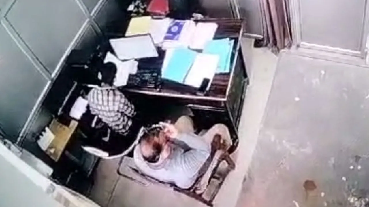 Kannauj: एंटी करप्शन टीम का खेल उजागर, फाइल से रुपये गिराने के बाद लिपिक की थी पिटाई, देखें- VIDEO