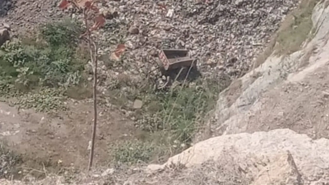 Mahoba: कूड़े से भरे ट्रैक्टर और चालक के 90 फीट गहरी खदान में गिरने से मौत...दो दिन के अंदर पांच लोगों ने गंवाई जान