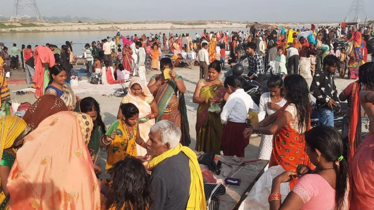 Unnao News: फाल्गुन पूर्णिमा पर हर हर गंगे के उद्घोष से गूंज उठे गंगा तट...घरों में लोगों ने सुनी सत्यनारायाण की कथा