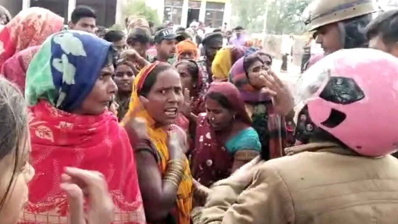 Unnao: खेत में मिला युवक का शव…हत्या का आरोप, परिजनों ने जमकर किया हंगामा, छावनी में तब्दील इलाका