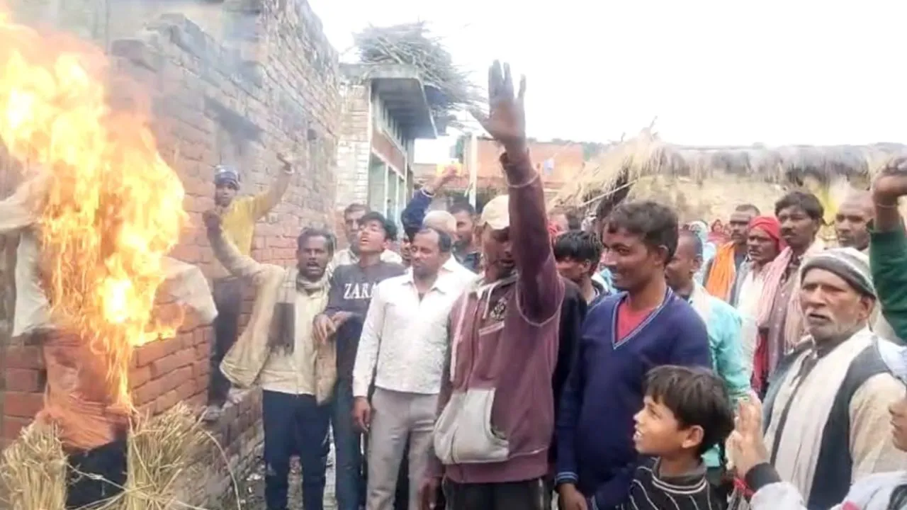 Unnao News: ग्रामीणों ने सांसद और विधायक का पुतला फूंक कर लगाए मुर्दाबाद के नारे...इस बात से हुए आक्रोशित