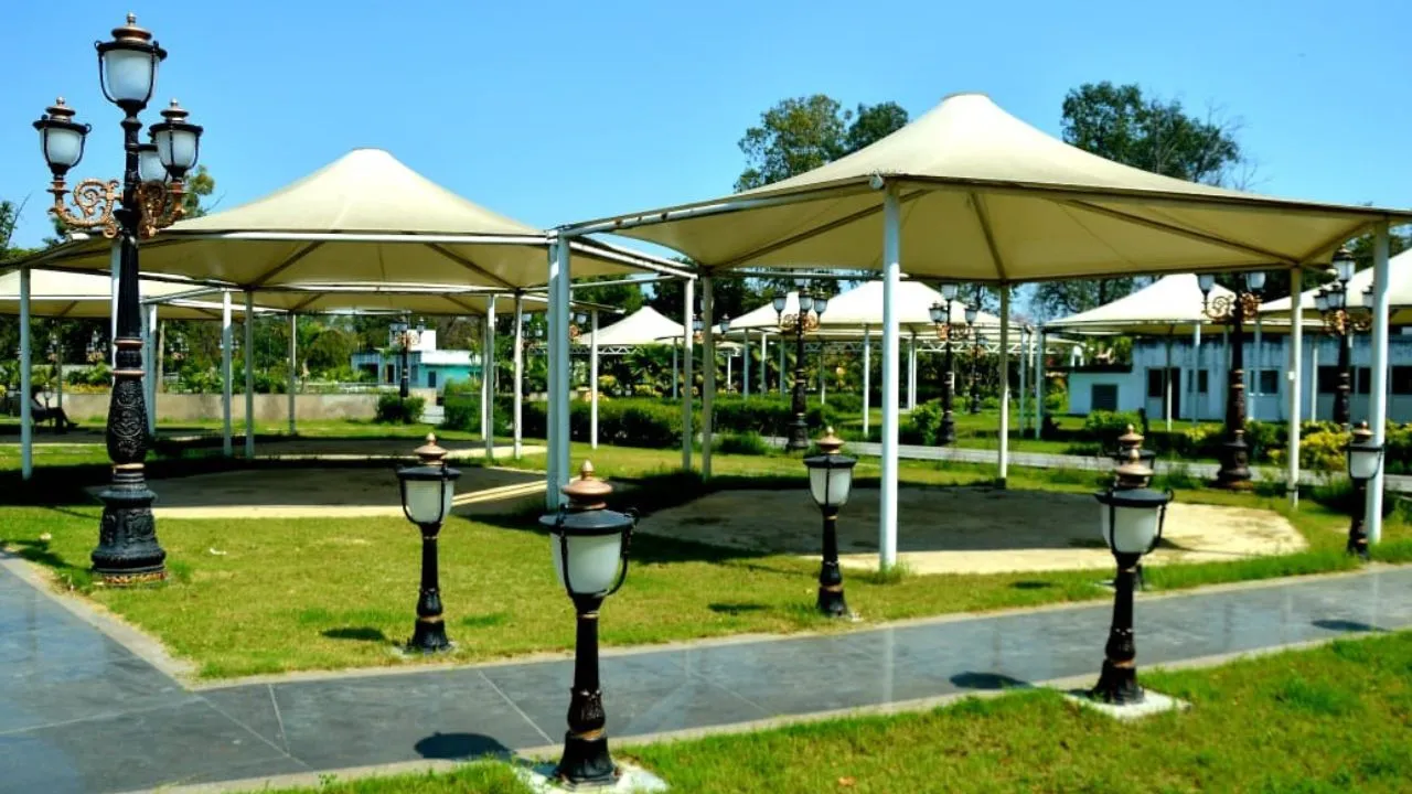 Kanpur: सफेद हाथी बना फूलबाग में पार्किंग के ऊपर बना ‘गार्डेन’... विदेशी घास भी लगाई पर आज तक शुभारंभ नहीं