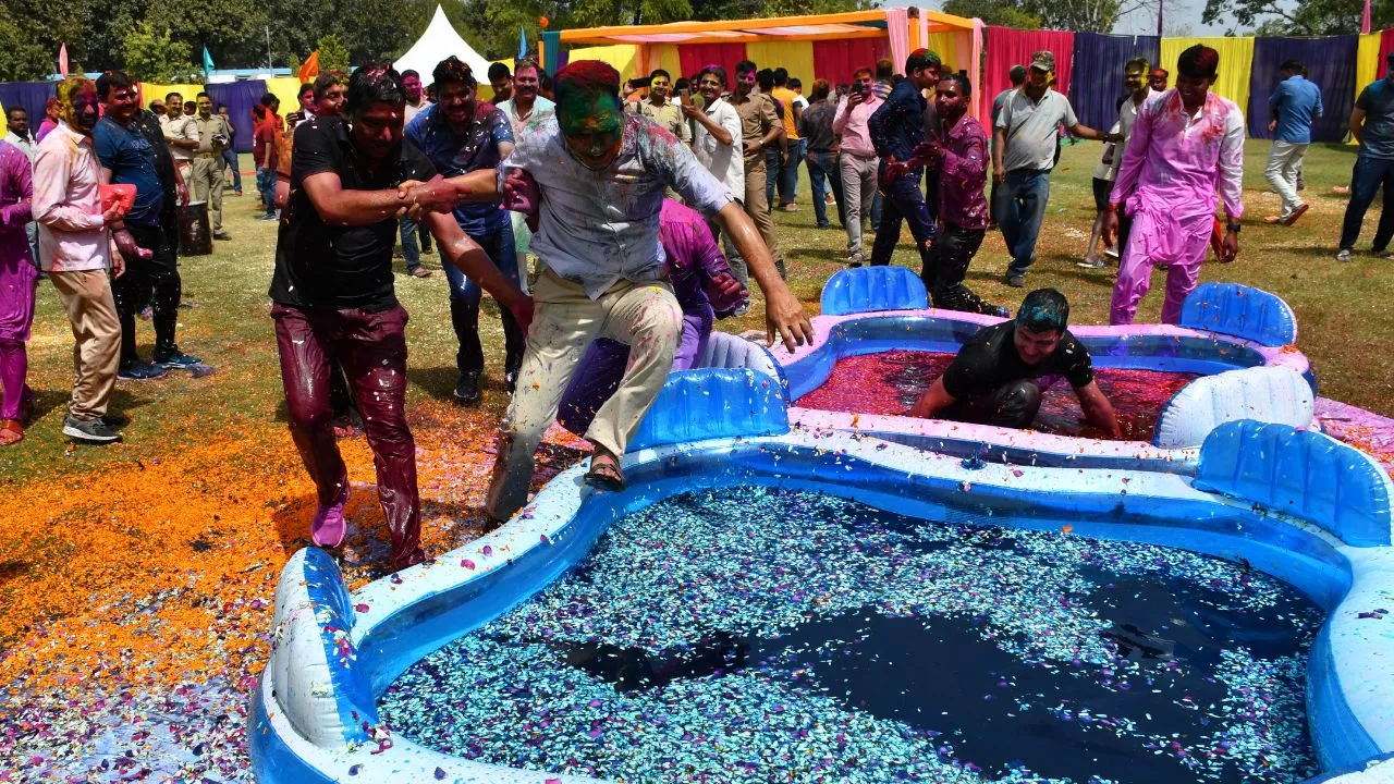 Kanpur: थानों और पुलिस लाइन में उड़ा अबीर-गुलाल, होली के गानों पर जमकर थिरके अफसर से लेकर सिपाही