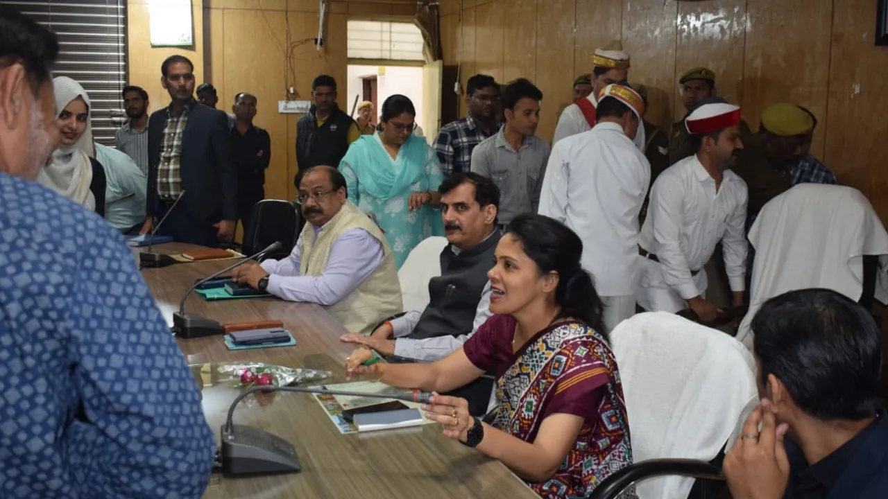 खीरी में कमिश्नर की जनसुनवाई में उमड़े फरियादी, लापरवाही पर हुई कार्रवाई 