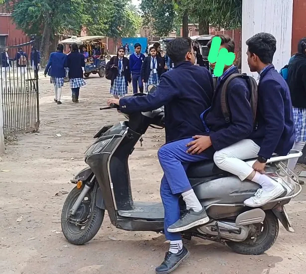 मुरादाबाद: एक गाड़ी तीन सवारी...सड़कों पर फर्राटे भर रहे नाबालिग! आदेश दरकिनार, कहां हैं जिम्मेदार