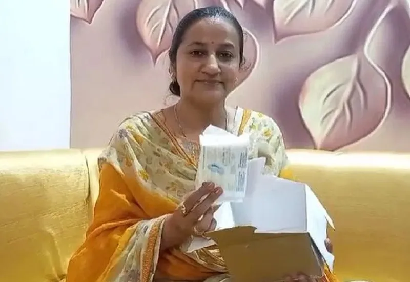 VIDEO : संभल में डिप्टी कलेक्टर वंदना मिश्रा संग हुआ फ्रॉड, ऑनलाइन मंगाए मेडिकल उपकरण...डिलिवरी बॉय दे गया नैपकीन
