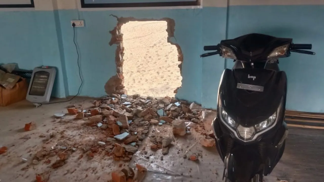 Kanpur Theft: दीवार काटकर इलेक्ट्रिक वाहन शोरूम में चोरी...लाखों का माल किया पार, जांच में जुटी पुलिस