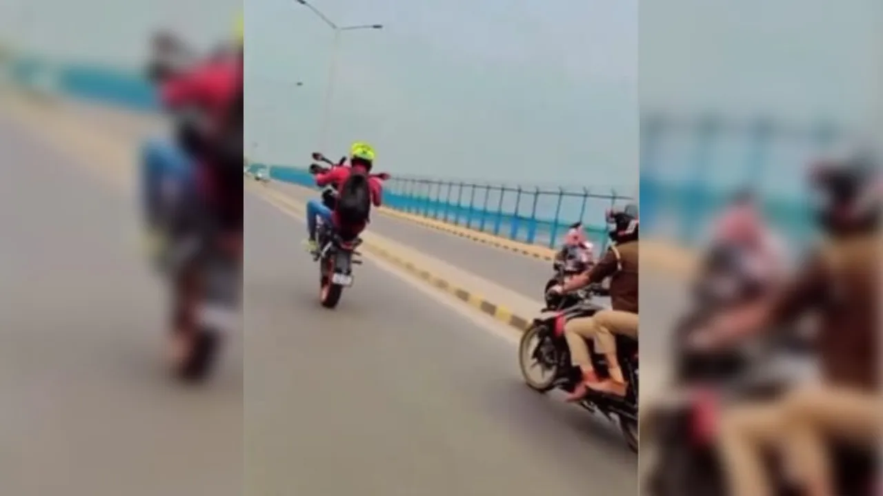 Ganga Barrage Stunt: आगे बाइक सवार करता रहा स्टंट...पीछे देखकर चुपचाप चले गए पुलिसकर्मी, Video सोशल मीडिया में वायरल