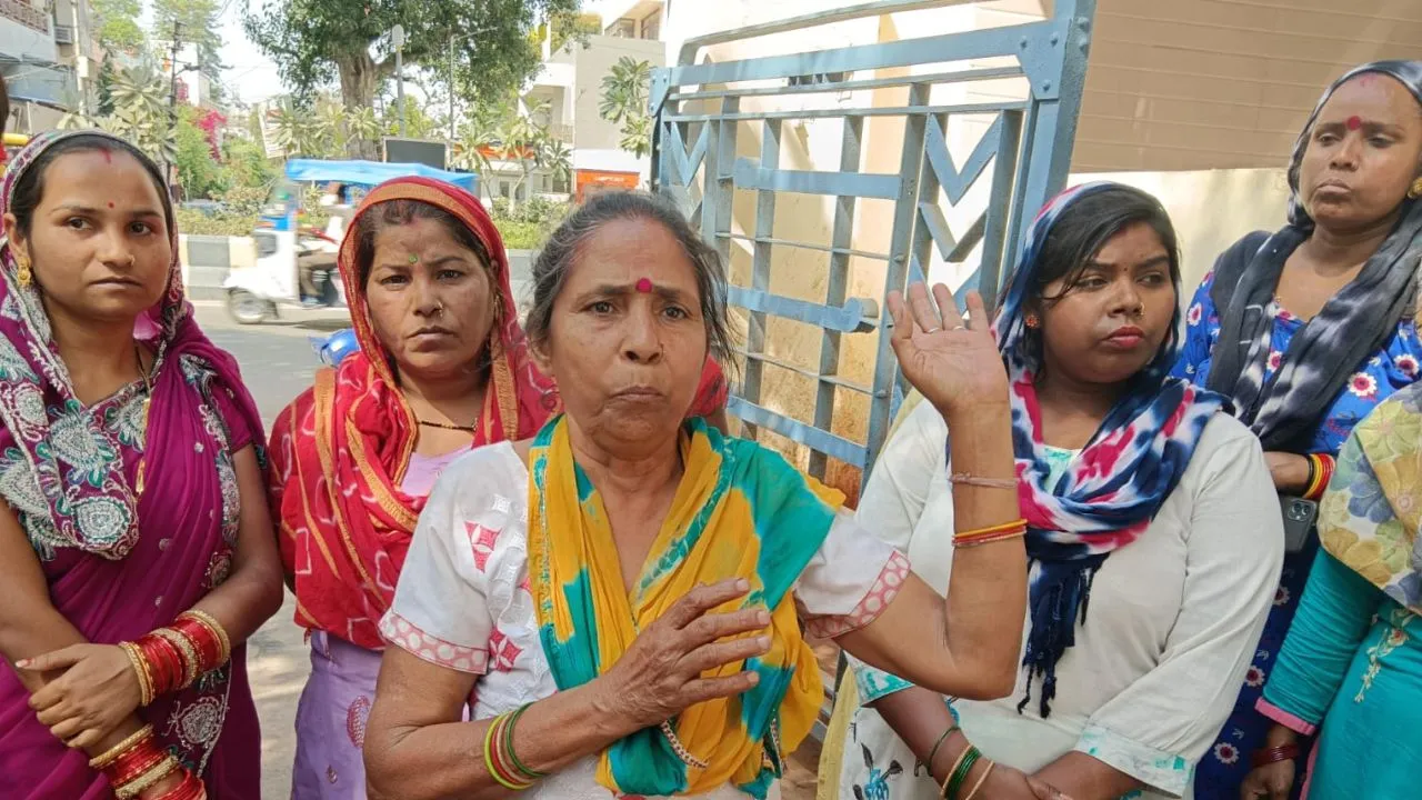 Kanpur: टेनरी में सेप्टिक टैंक की सफाई करने उतरे तीन श्रमिक बेहोश, एक की मौत, परिजनों ने किया हंगामा