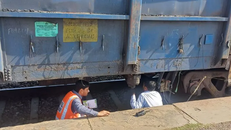 Auraiya News: ब्रेक शू जाम होने से ढाई घंटे खड़ी रही मालगाड़ी...रेलवे क्रासिंग पर लगा लंबा जाम