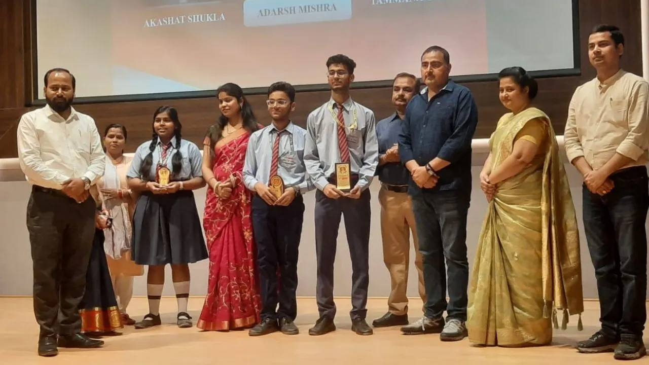 Unnao News: अंबिका के वार्षिक परीक्षाफल में होनहार हुए पुरस्कृत, डायरेक्टर अजय त्रिवेदी ने घोषित किया परिणाम