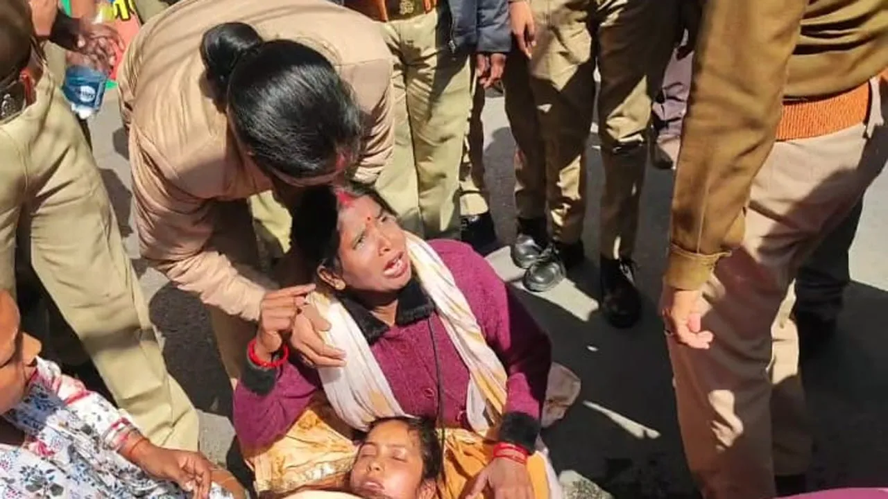 69000 शिक्षक भर्ती मामला: आरक्षित वर्ग के अभ्यर्थियों ने भूपेंद्र चौधरी के आवास का किया घेराव, पुलिस से हुई जोरदार झड़प