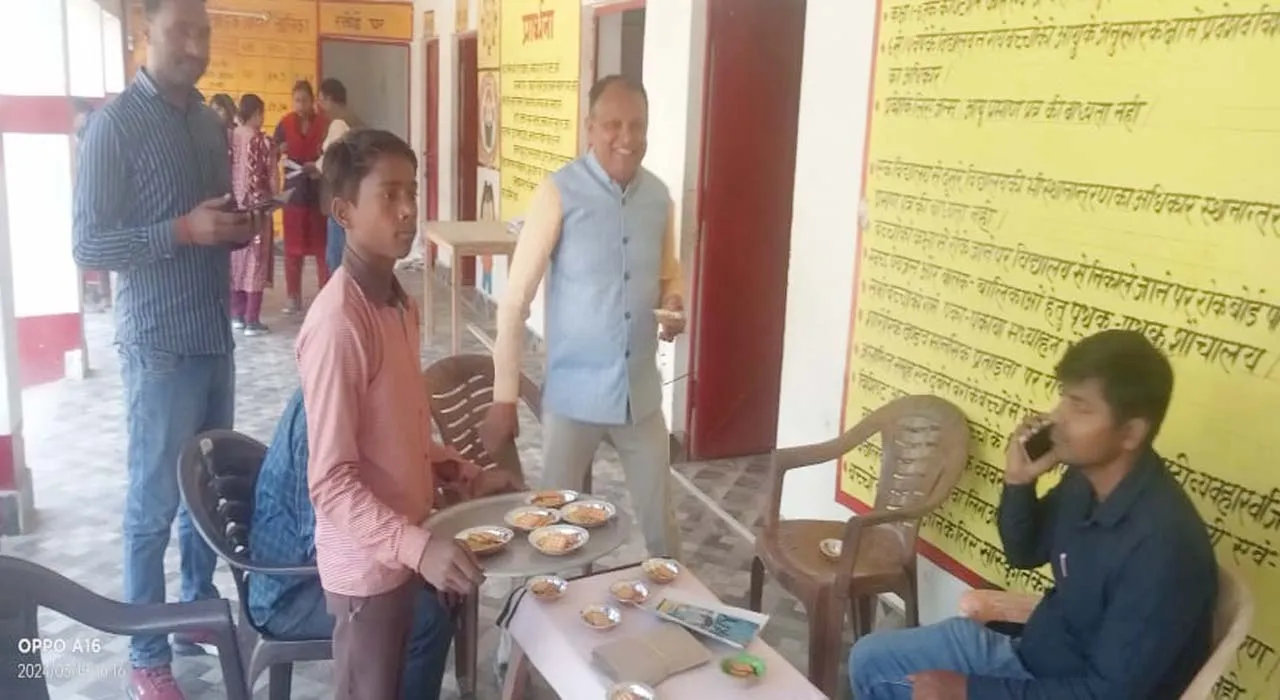 हरदोई: शंकुल शिक्षक की बैठक में छात्रों से करवाई गई 'मेहमाननवाजी', बना दिया वेटर, जानिए क्या है मामला?