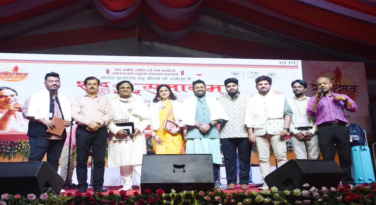 अयोध्या: देवों ने दीप जलाए हैं, श्रीराम अयोध्या आए हैं... काव्य पाठ और सुरों से सजा तुलसी मंच, श्रोता हुए भावविभोर...